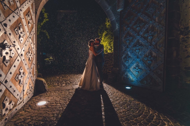 Brautpaar bei Nachtfotos auf Schloss Romrod