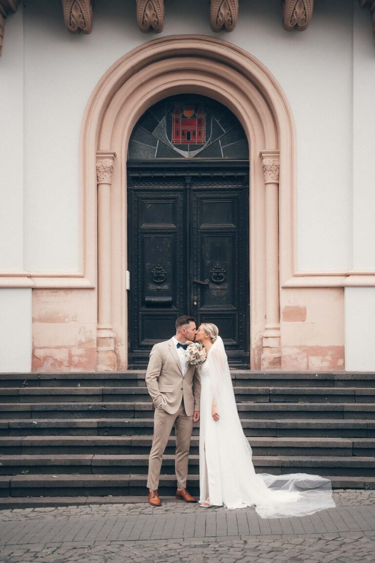 Brautpaar Kuss Standesamt