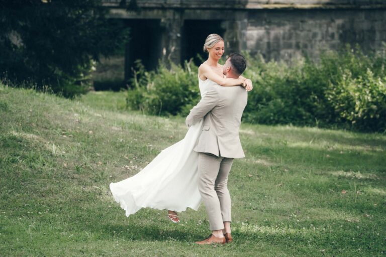 Brautpaar drehen Hochzeit