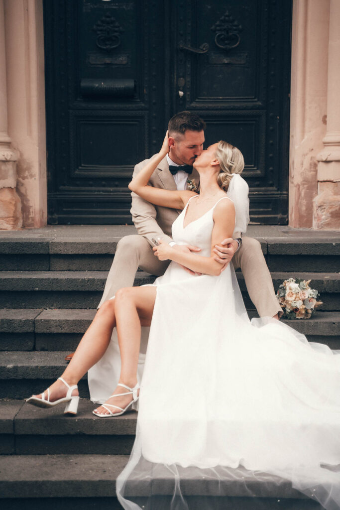 Hochzeitspaar Treppe sitzen