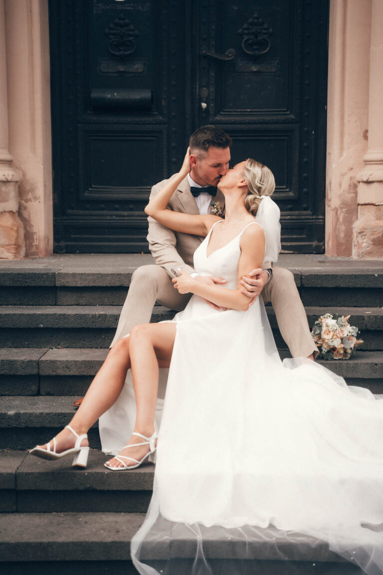 Hochzeitspaar Treppe sitzen