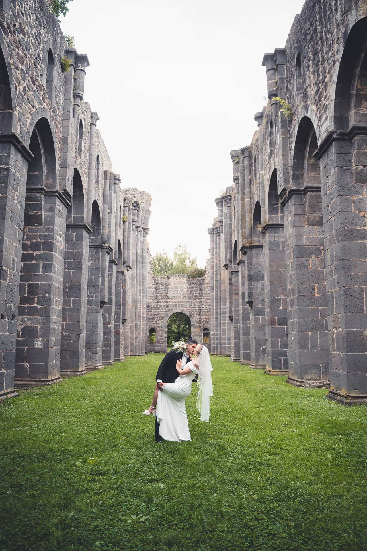 Festlich gedeckte Hochzeitstafel