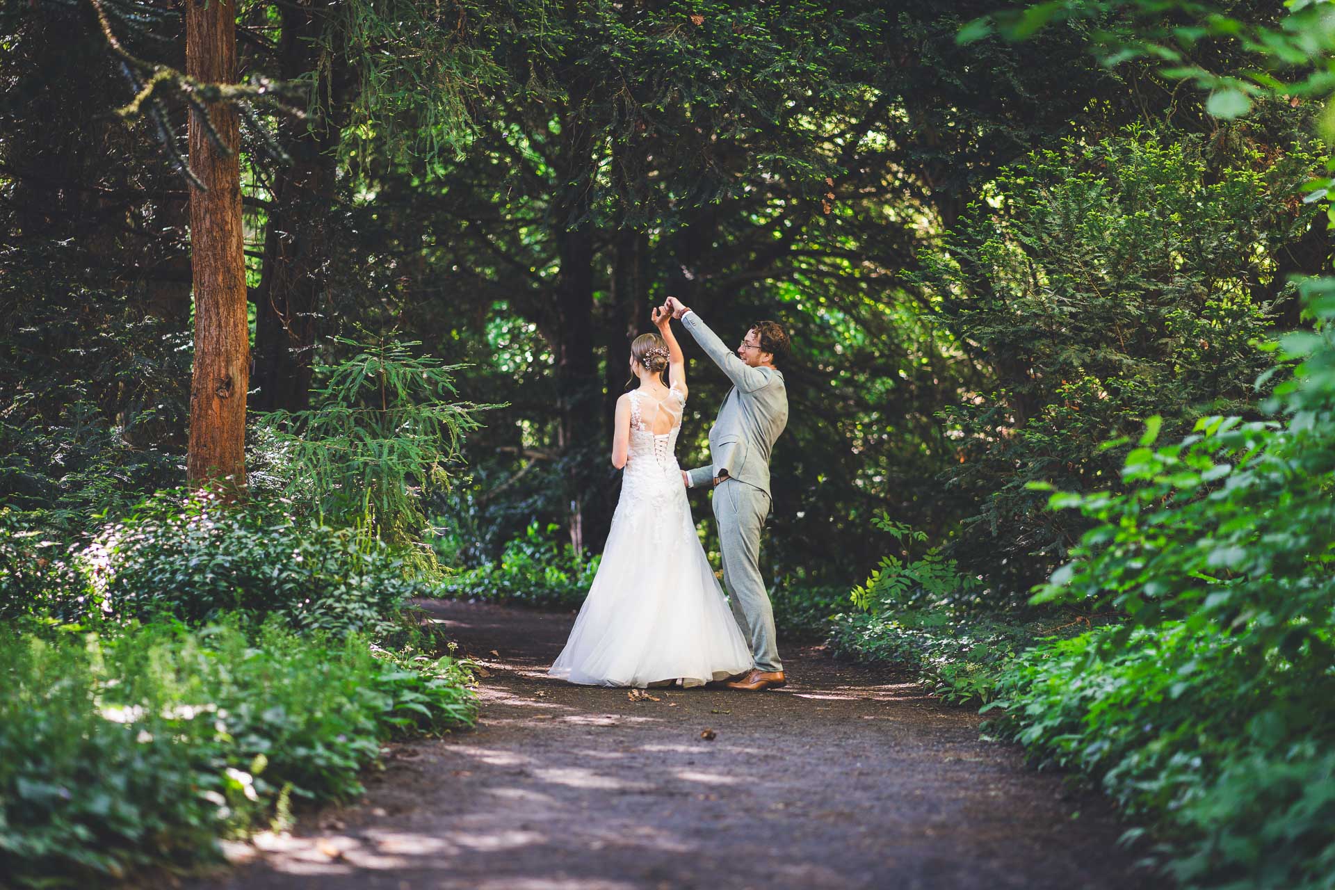Festsaal im Landhaus Hui Wäller mit gedeckten Hochzeitstischen