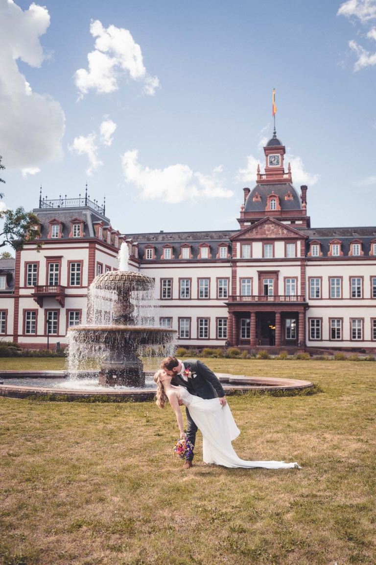 Brautpaar in einem historischen Schlossambiente