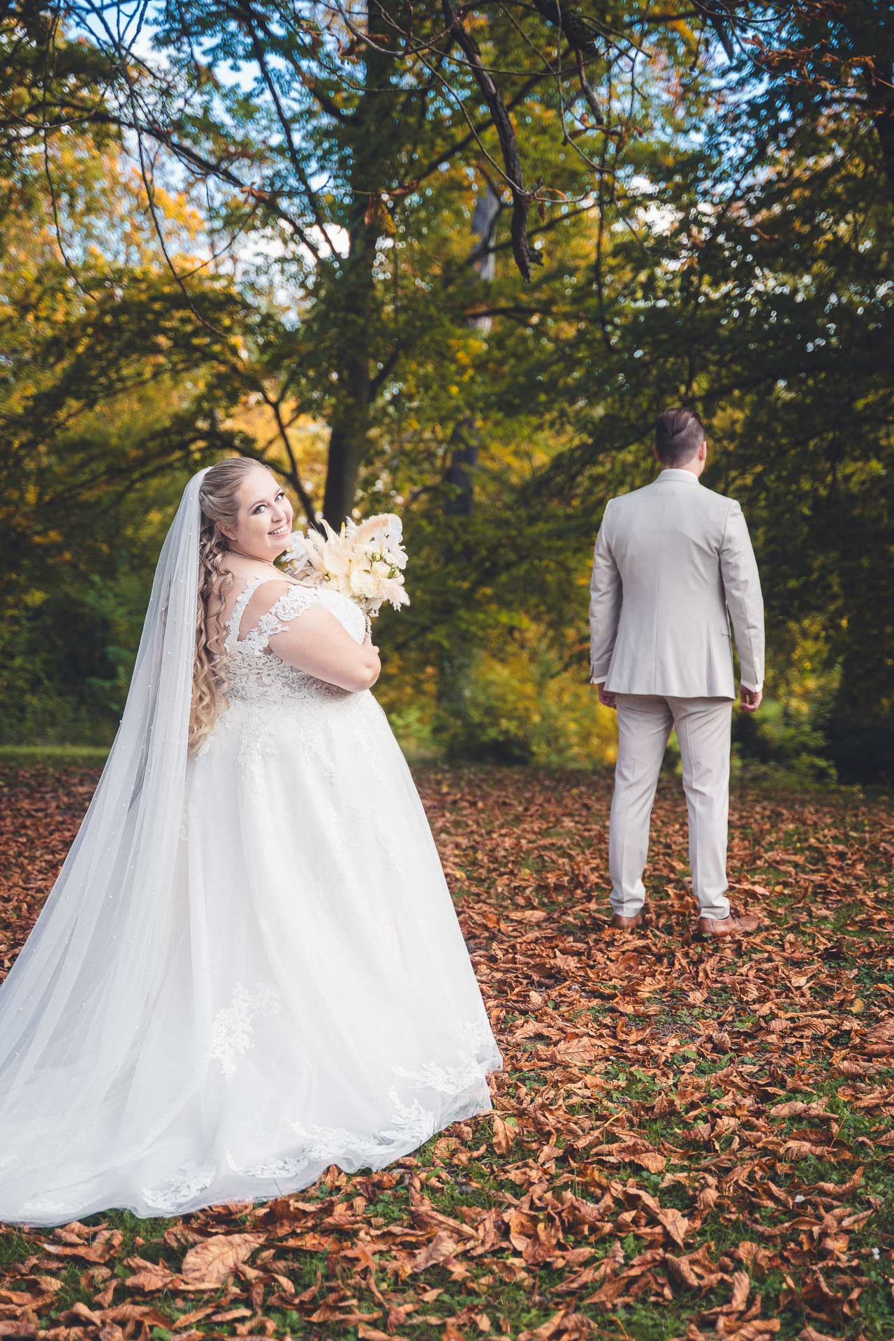 First Look eines Hochzeitspaares.