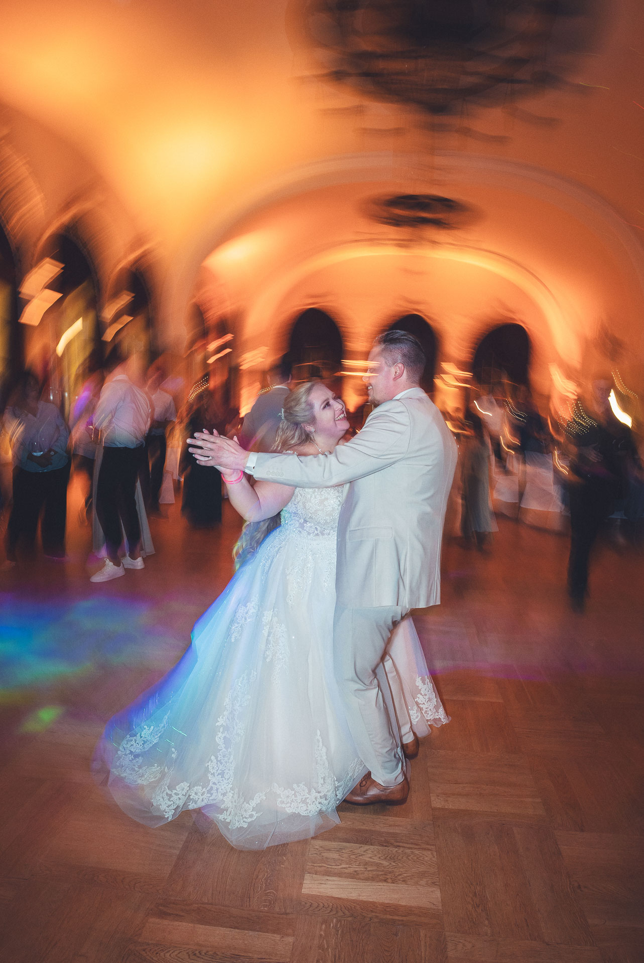 Erster Tanz und Feier auf einer Hochzeit.