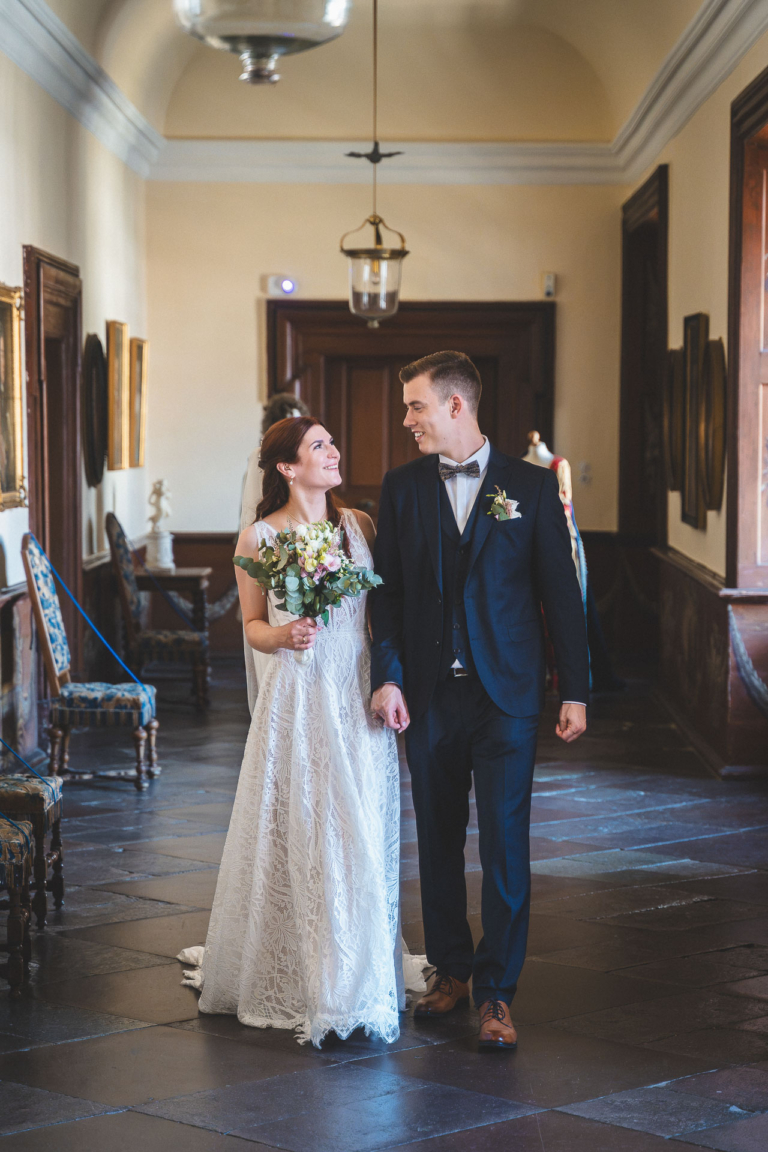 hochzeit schloss weilburg brautpaar schlossflur