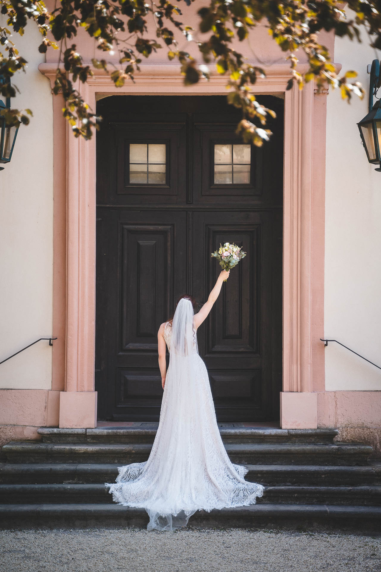 hochzeitsfotograf schloss weilburg braut schleppe schlossportal