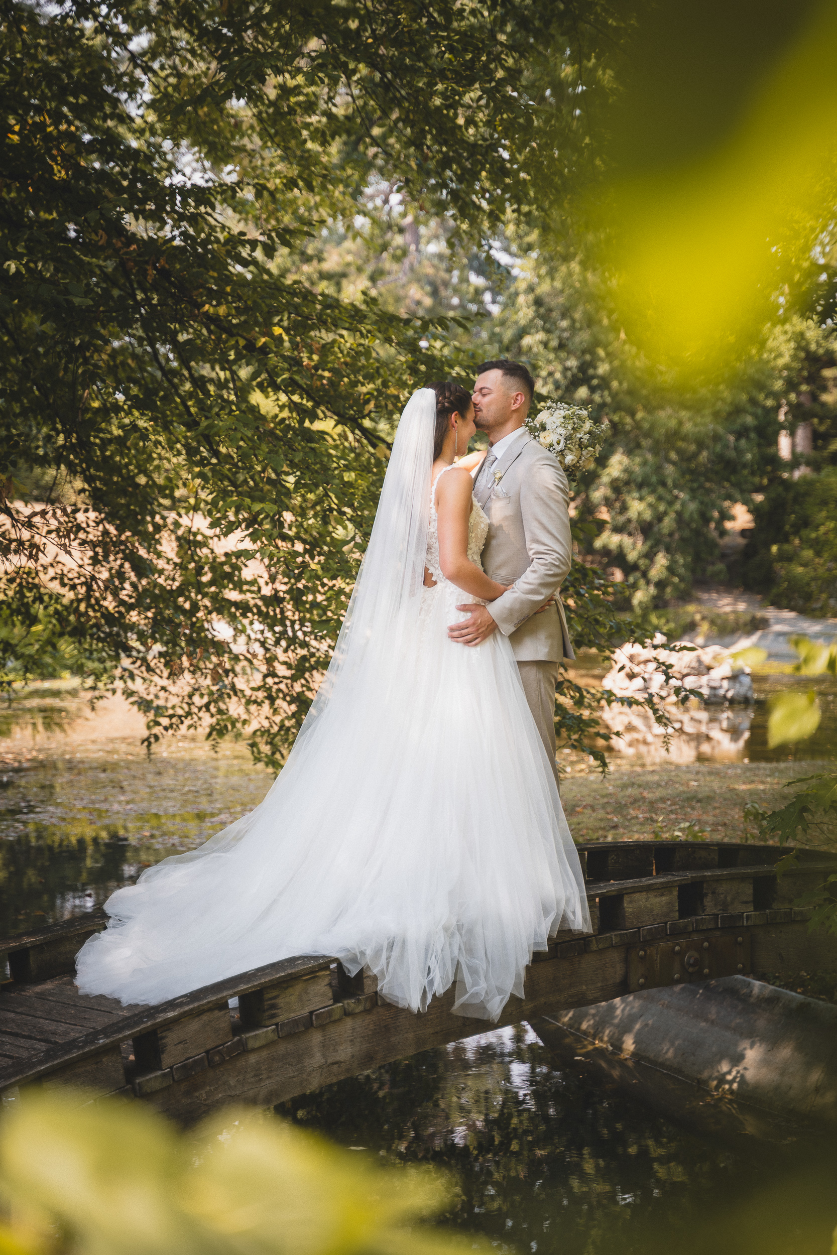 Festlich gedeckter Hochzeitssaal im Hotel